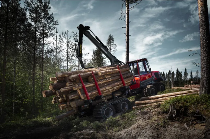 Skotare lastad med timmer i skogen