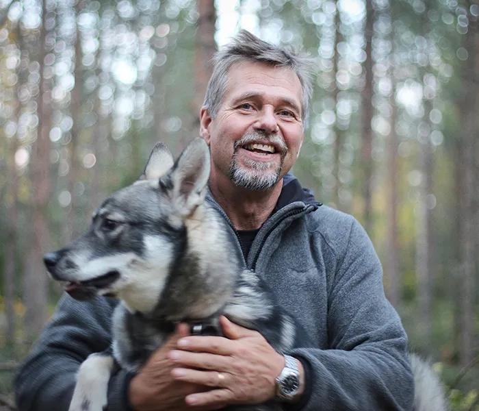 Ulf Moe med sin hund i skogen